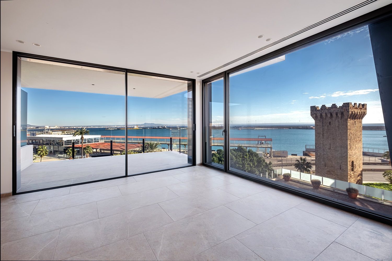 LUXURIÖSER NEUBAU IN PALMA DIREKT AM MEER