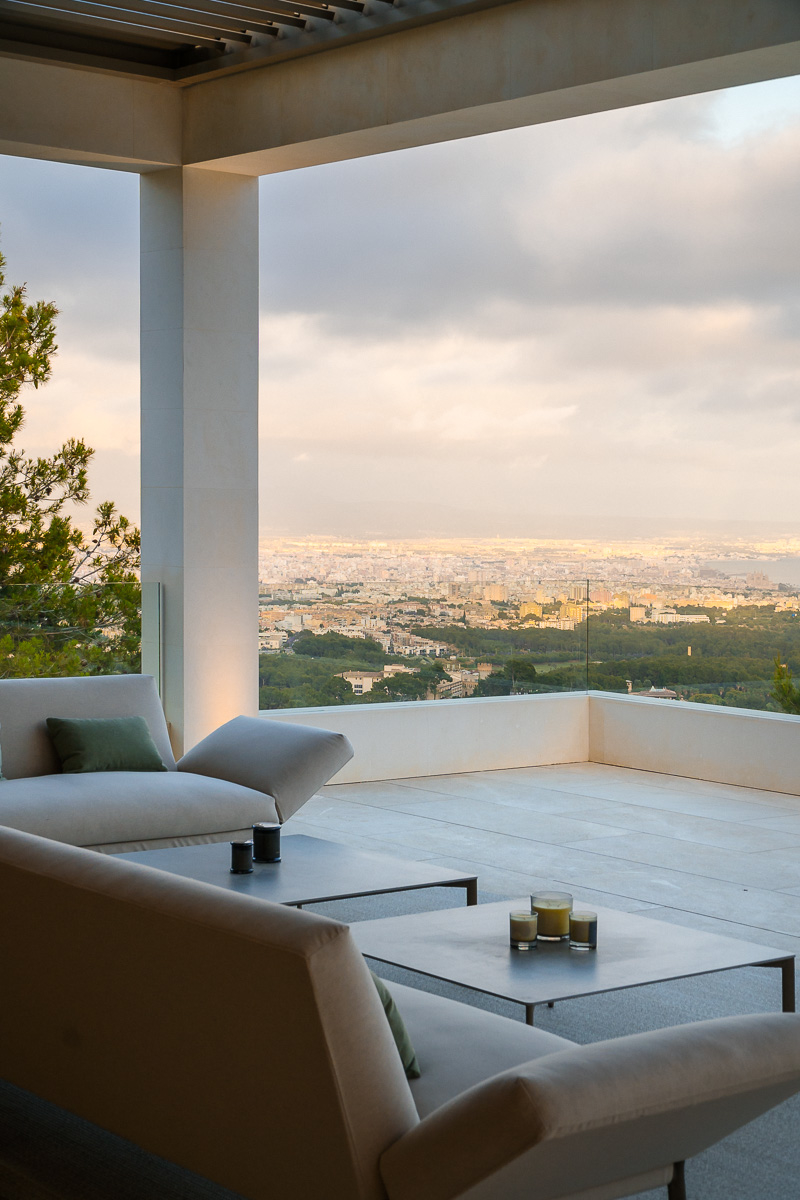 Villa de diseño con vistas al mar y a la montaña