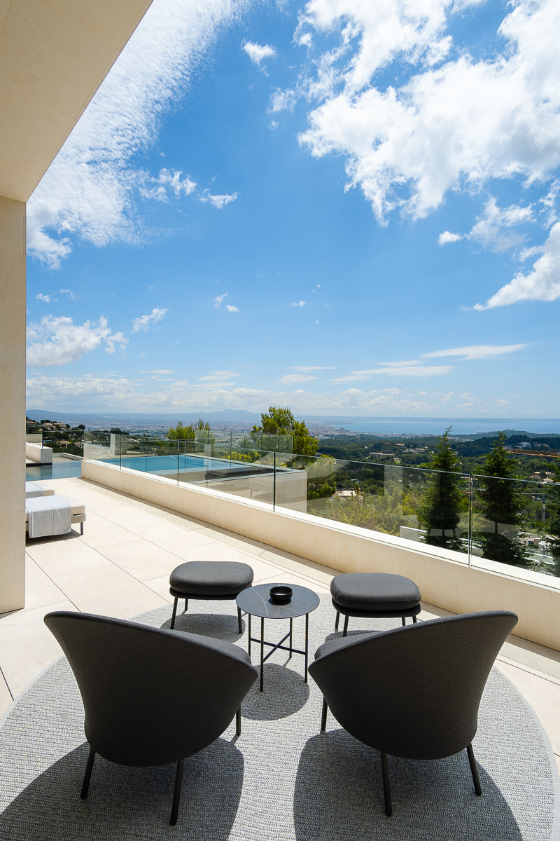 Villa de diseño con vistas al mar y a la montaña