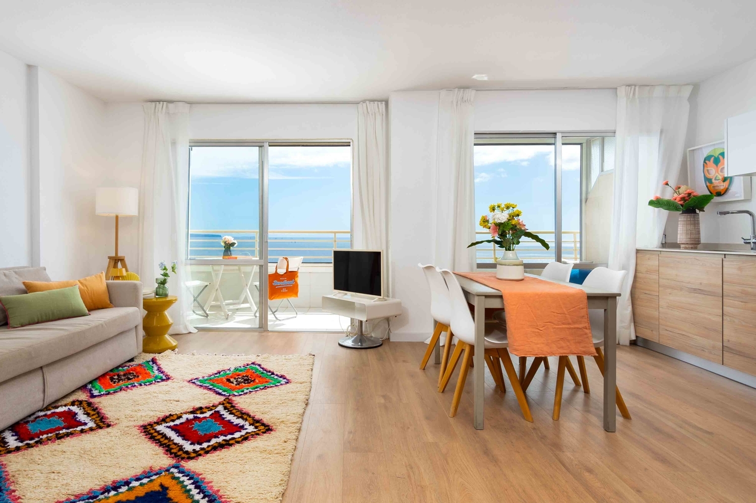 STUNNING SEASIDE APARTMENT WITH SPECTACULAR VIEWS