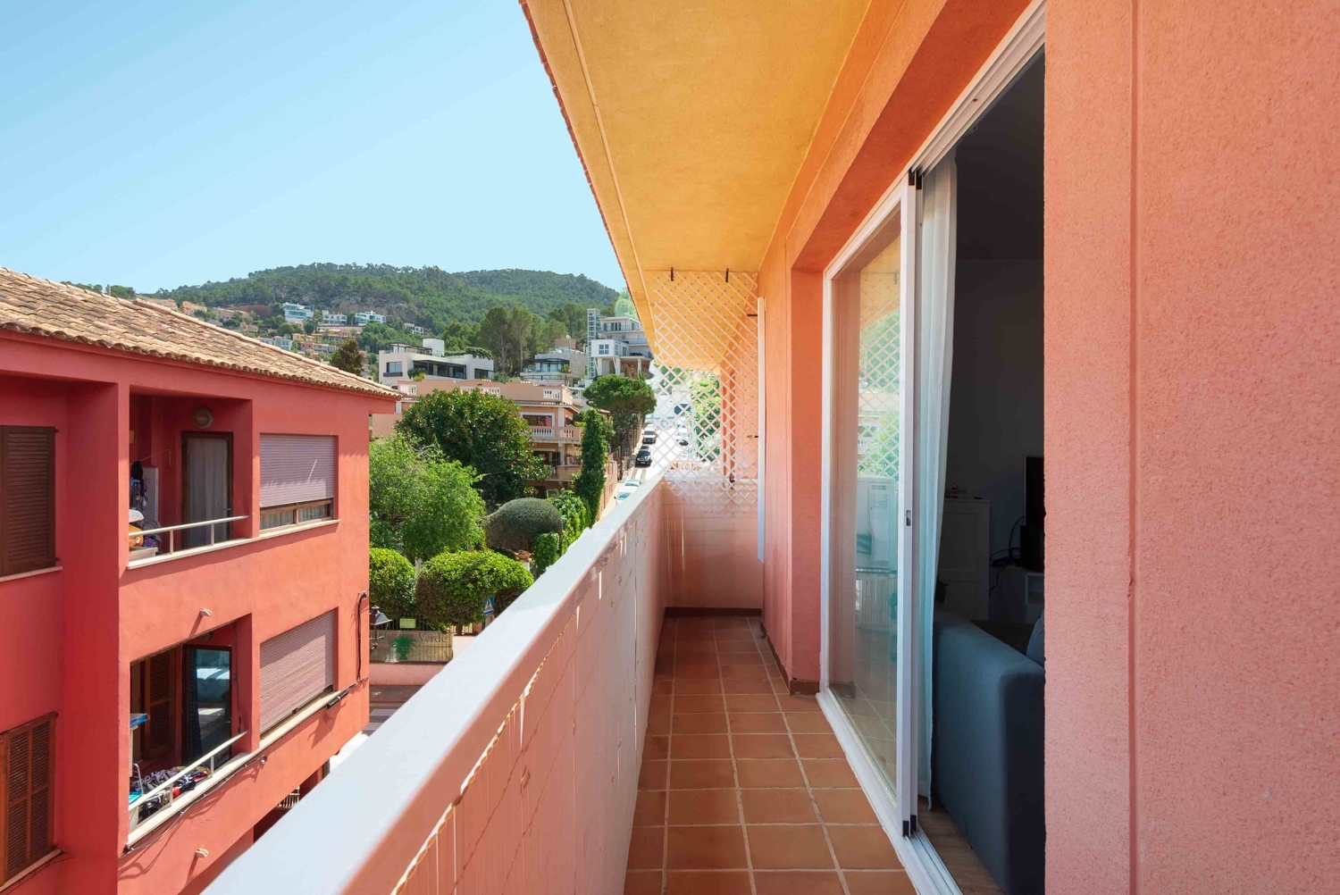 Renovated flat with balcony, partial sea views & parking