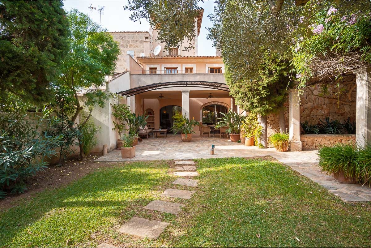 ENCANTADORA CASA CON JARDÍN, PISCINA Y CASAS DE INVITADOS