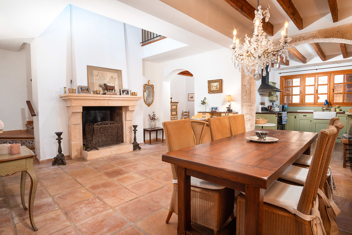 ENCANTADORA CASA CON JARDÍN, PISCINA Y CASAS DE INVITADOS