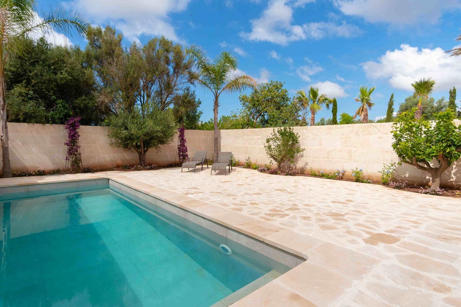 Luxuriöses, neu gebautes Stadthaus mit Pool und Garten